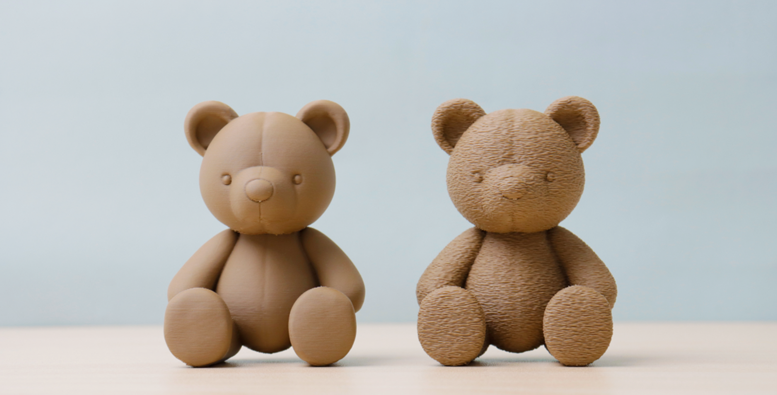 Eine „fuzzy skin“-Oberfläche zum Modell hinzufügen. Modell ohne „fuzzy skin“ (links) und Modell mit „fuzzy skin“ (rechts)