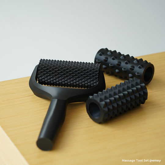 16001600-size：Drei verschiedene 3D-gedruckte Massage-Strukturrollen auf einer Holzoberfläche