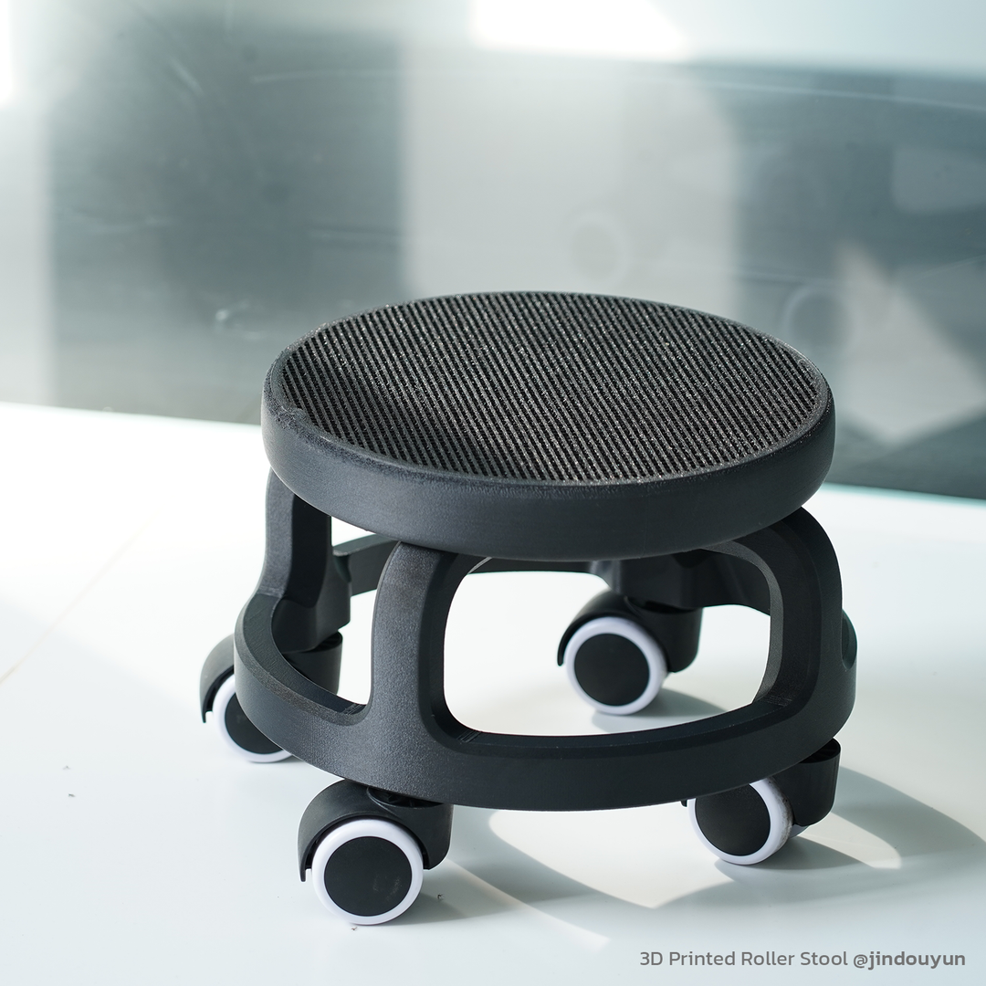 16001600-size：Seitenansicht eines 3D-gedruckten Rollhockers auf einem weißen Boden