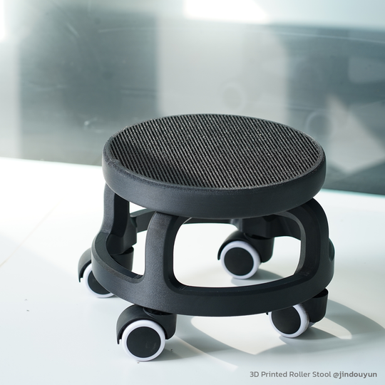 16001600-size：Seitenansicht eines 3D-gedruckten Rollhockers auf einem weißen Boden