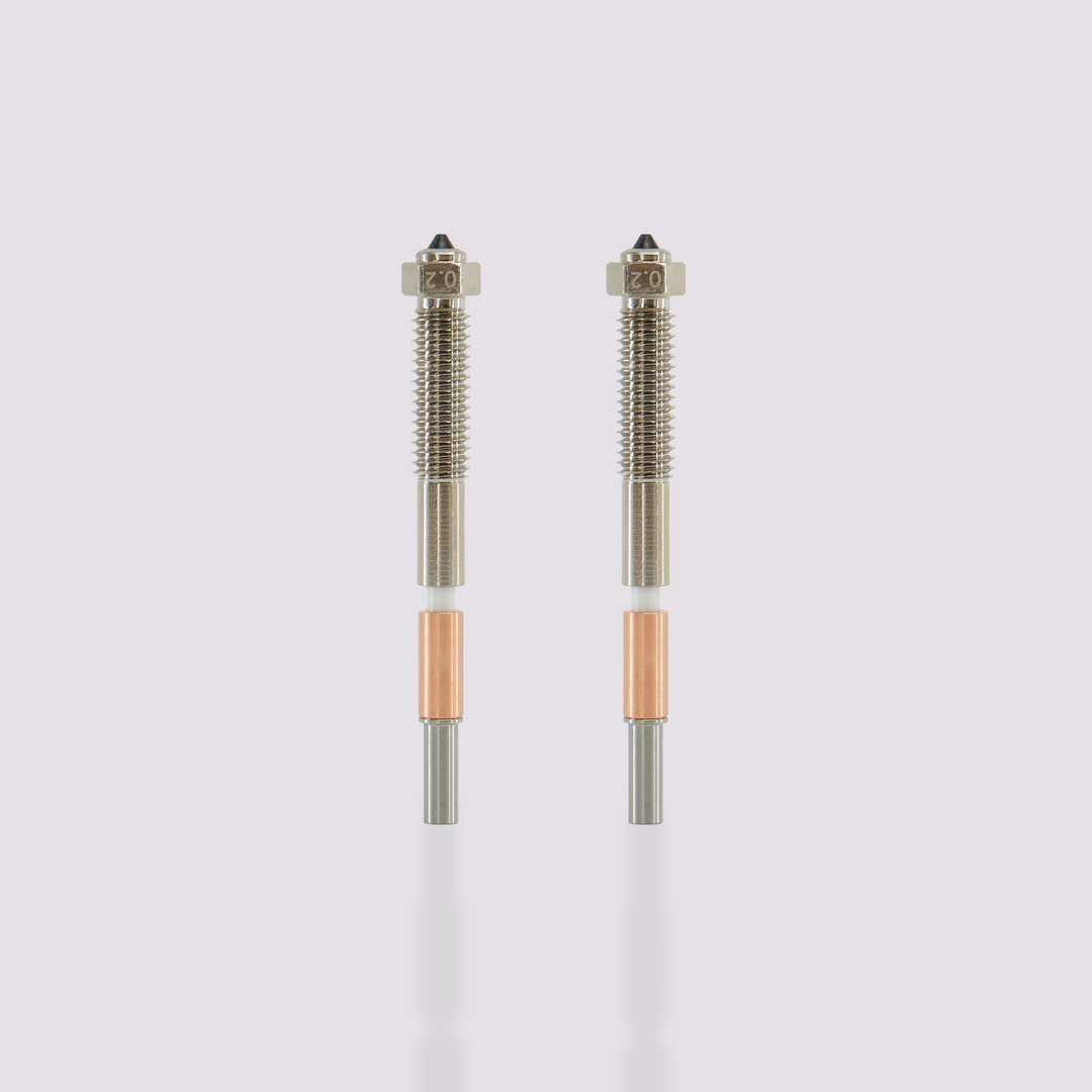 Zwei QIDI Max4 Bimetall-Düsen mit 0,2 mm Durchmesserspitzen, mit Silber-, Weiß- und Kupferkomponenten